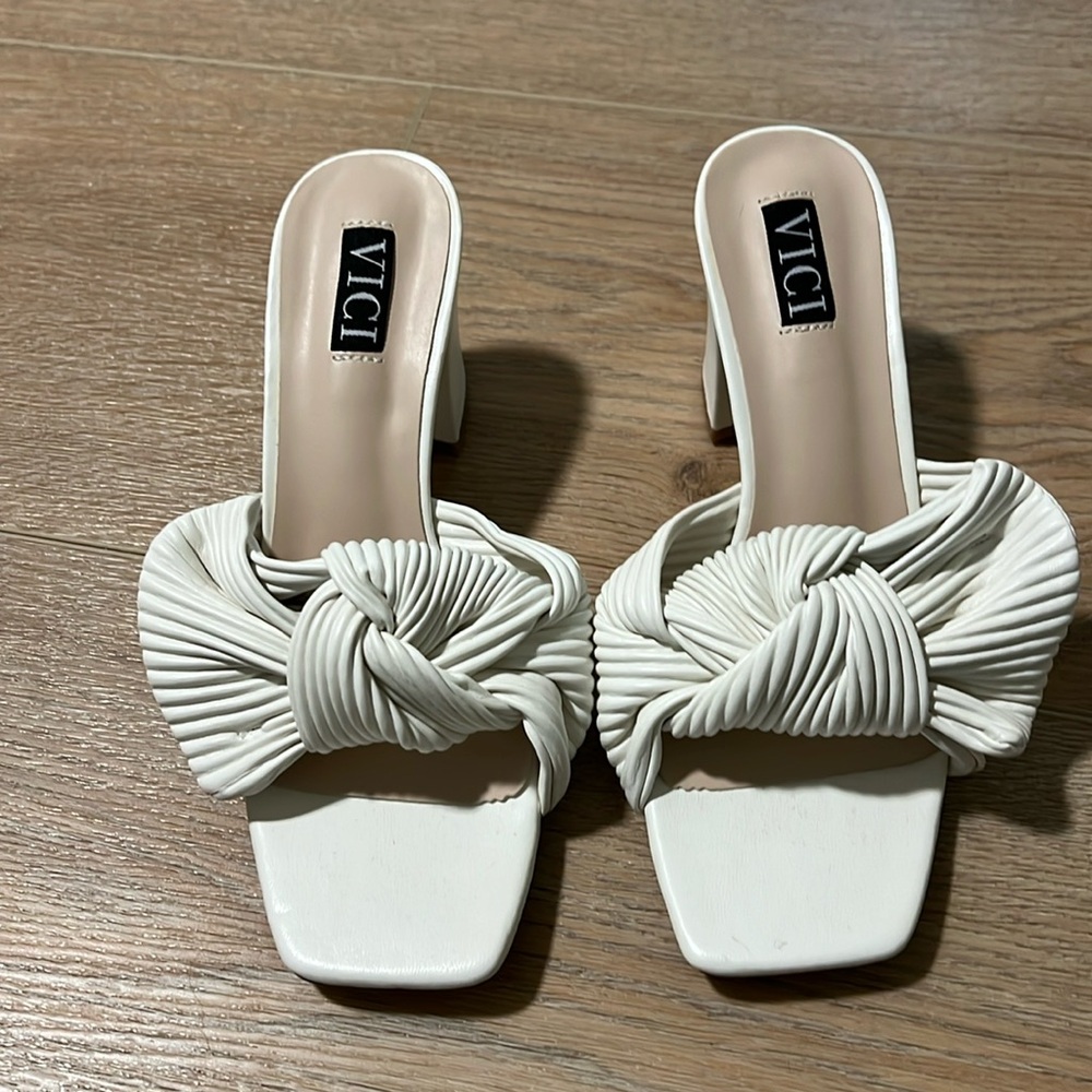 NWOT VICI Colette Leather Block heels